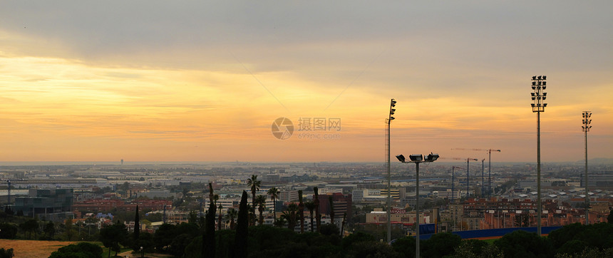 巴塞罗那 蒙合会 体育场和日落图片