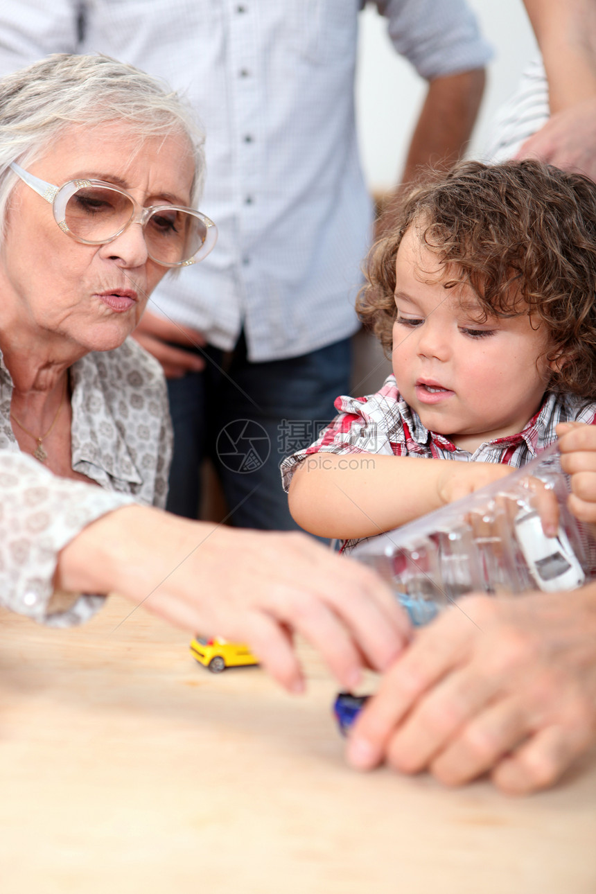 外祖母跟孙子玩图片