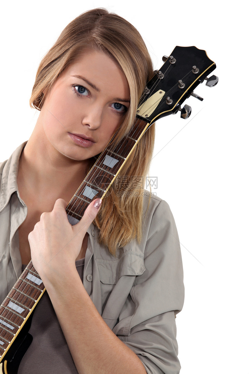 金发十几岁的女孩装吉他图片
