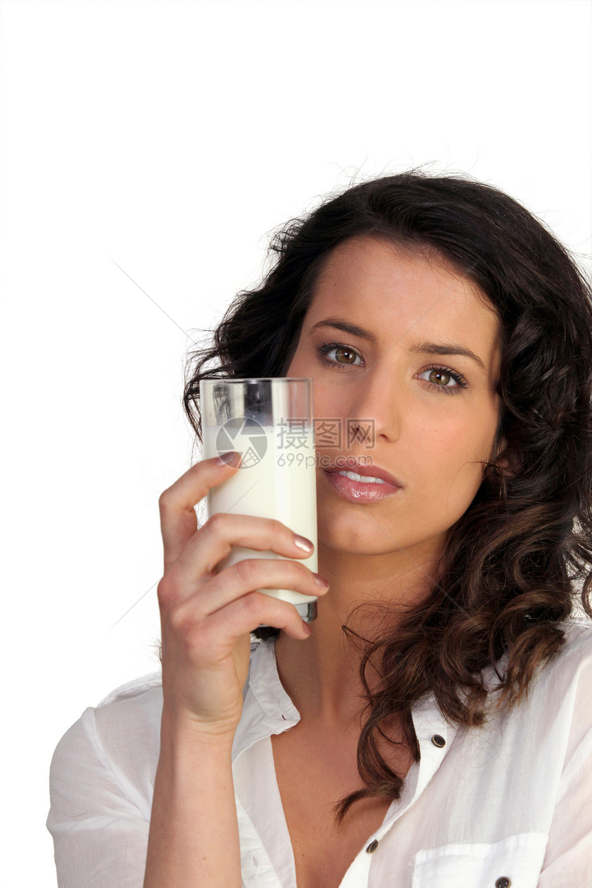 女人喝一杯牛奶茶点奶制品女士奶牛玻璃手指卷发感情液体头发