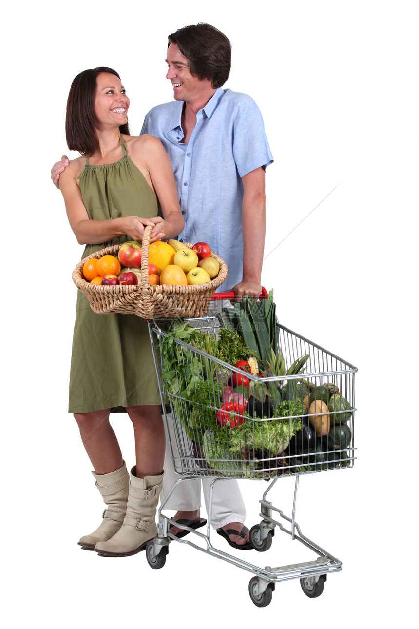 购买水果蔬菜的一对夫妇肖像图片