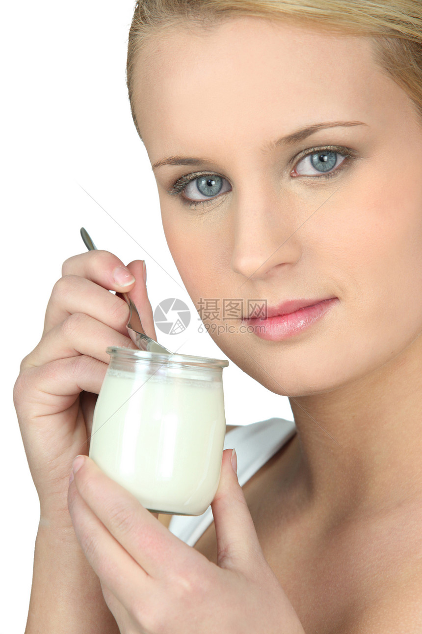 吃酸奶的年轻女人图片