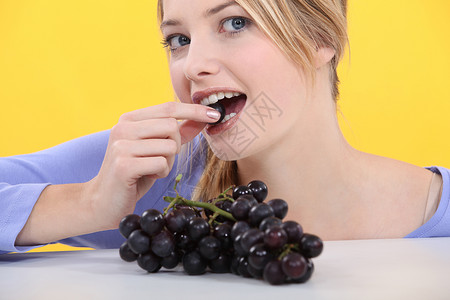 喜欢吃葡萄的有吸引力的女人女孩姿势维生素幸福浆果冒充食物成人快乐水果背景图片