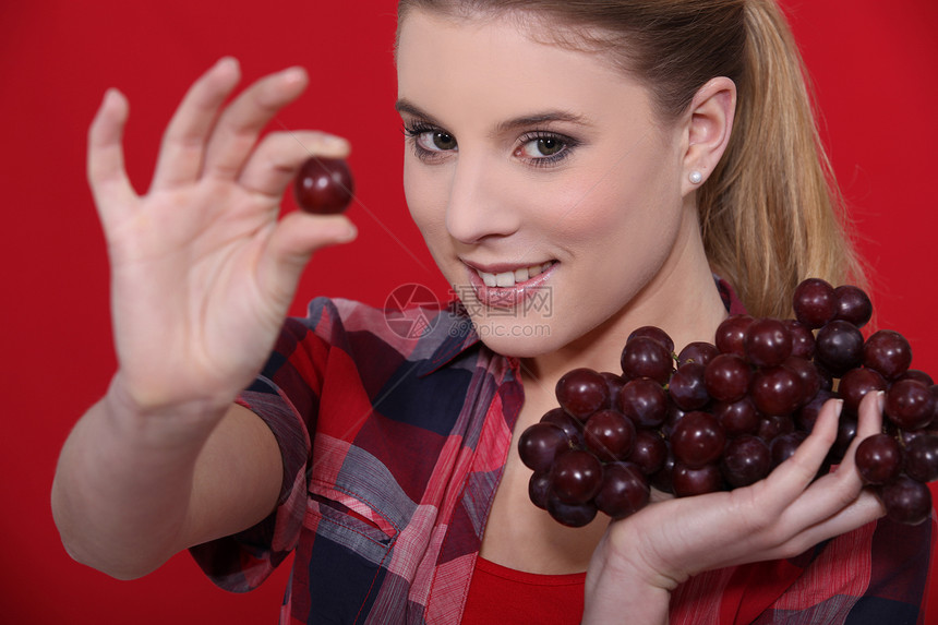 喜欢吃葡萄的有吸引力的女人女性食欲女士浆果女孩水果姿势食物小吃微笑图片