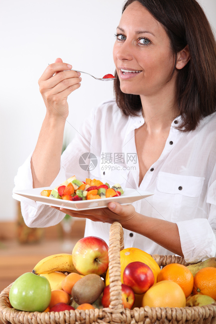 有健康意识的黑发人 吃水果沙拉图片