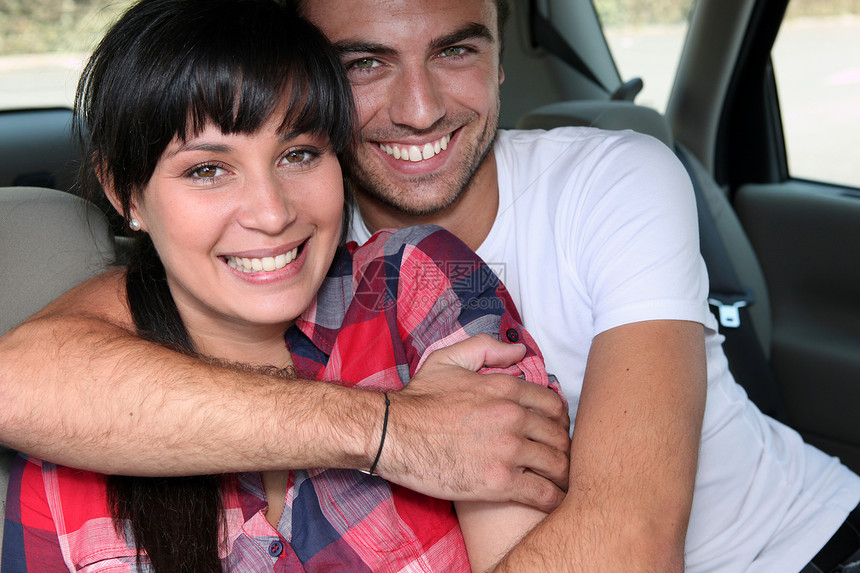 快乐的一对夫妇在车里拥抱图片
