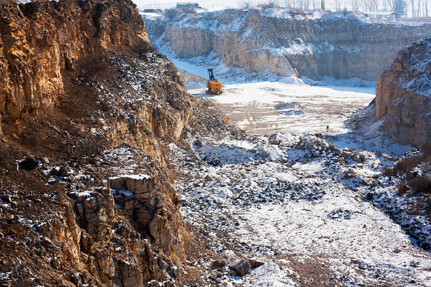 冬季采石材料灰尘矿石运输石头矿业车辆石坑萃取倾倒图片