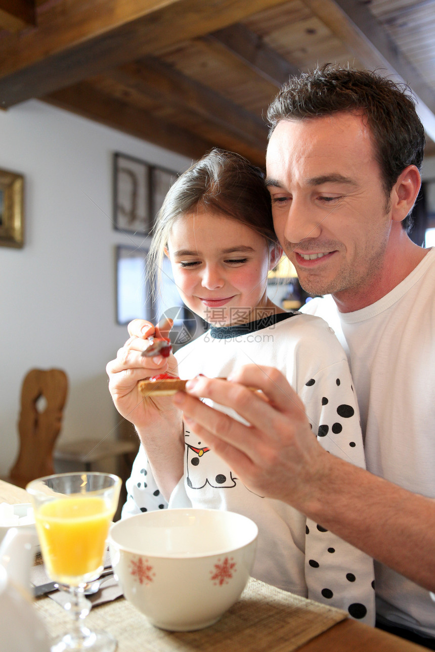 父亲和女儿在早餐时图片