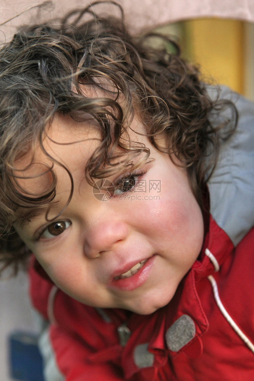 一个小男孩的肖像微笑喜悦生活青年快乐白色童年头发公园幸福图片