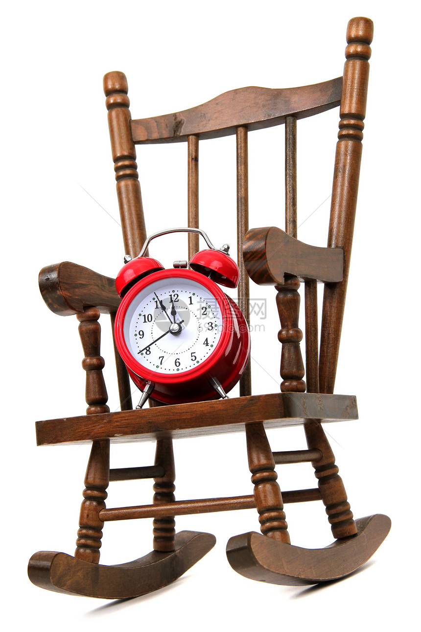白色的旧木制摇椅和红色警钟家具闹钟时间警报木头座位椅子图片