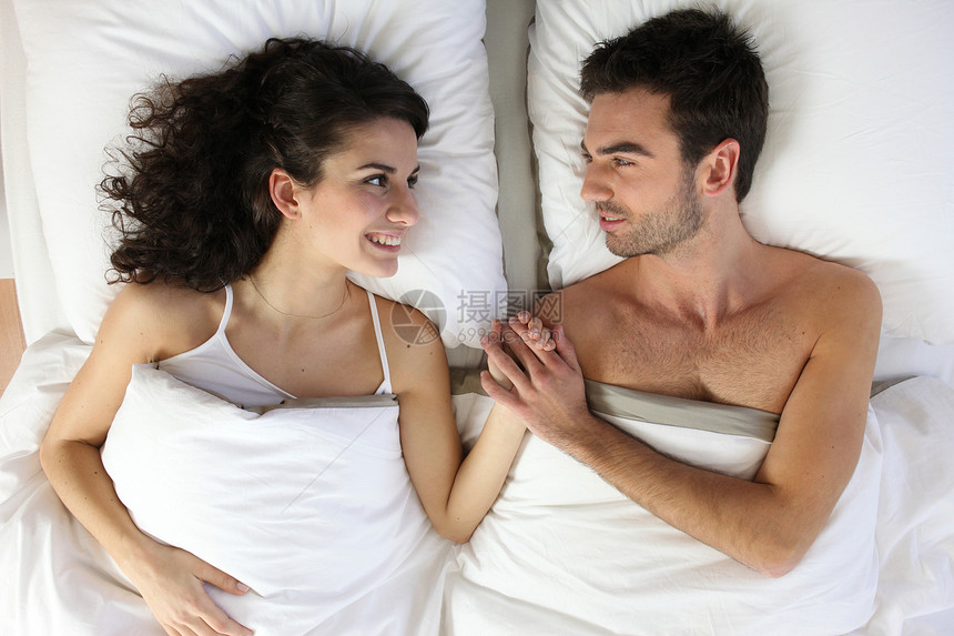 床上的情侣手势小时女性风俗男人夜班时间休息家庭睡眠图片