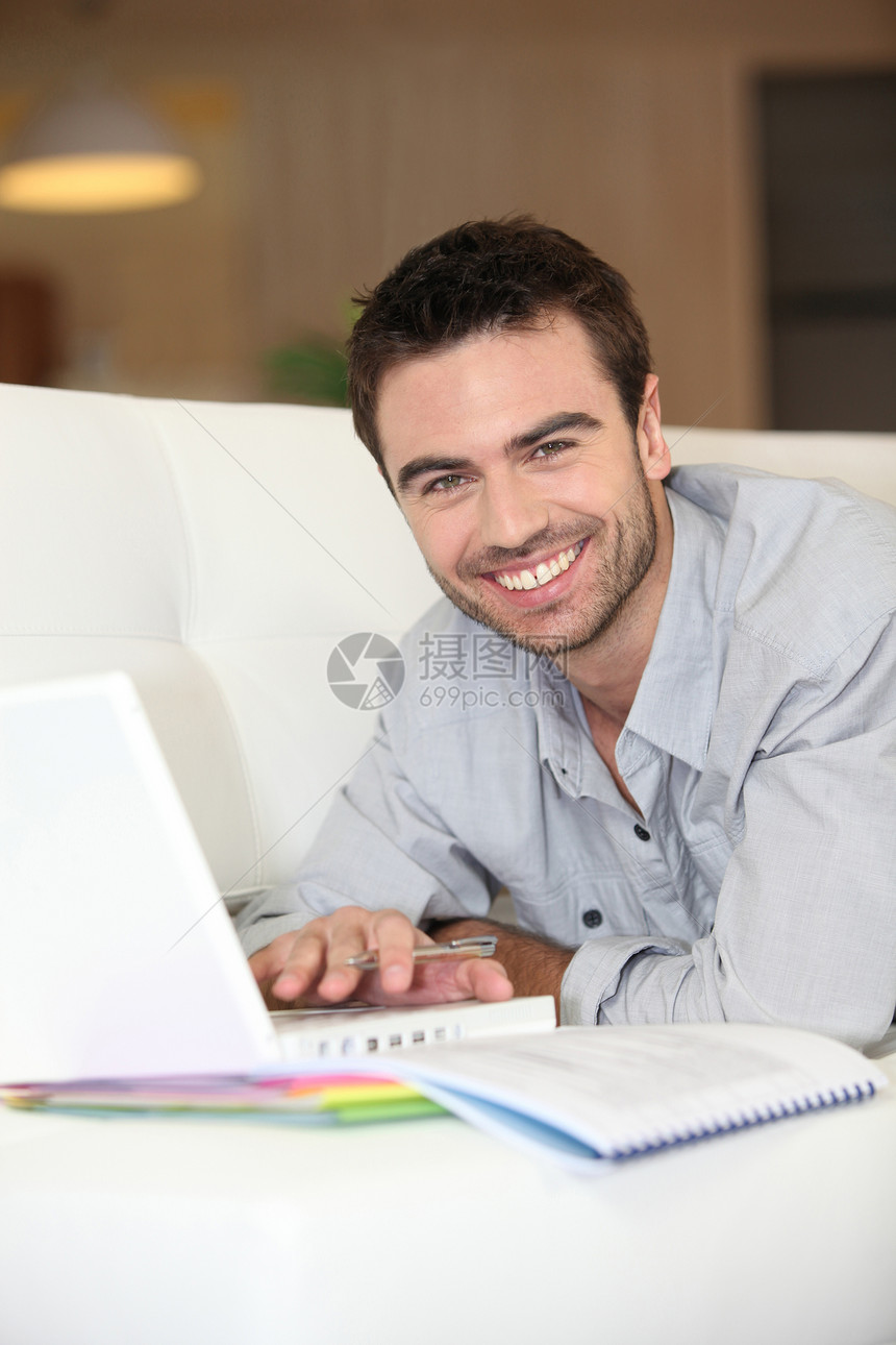 一个人用电脑躺在沙发上矩形客厅剃须正方形房子方式男人笔记本装饰家具图片