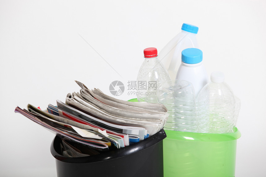再循环回收回收站罐头盒子环境集装箱报纸瓶子生态白色绿色图片