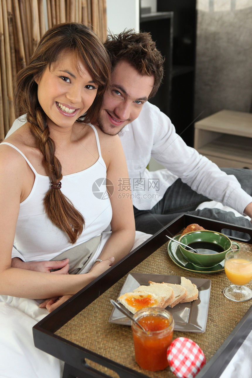 两人在床上吃早餐乐趣窗帘食物夫妻酒店男人说谎睡衣蜜月奢华图片