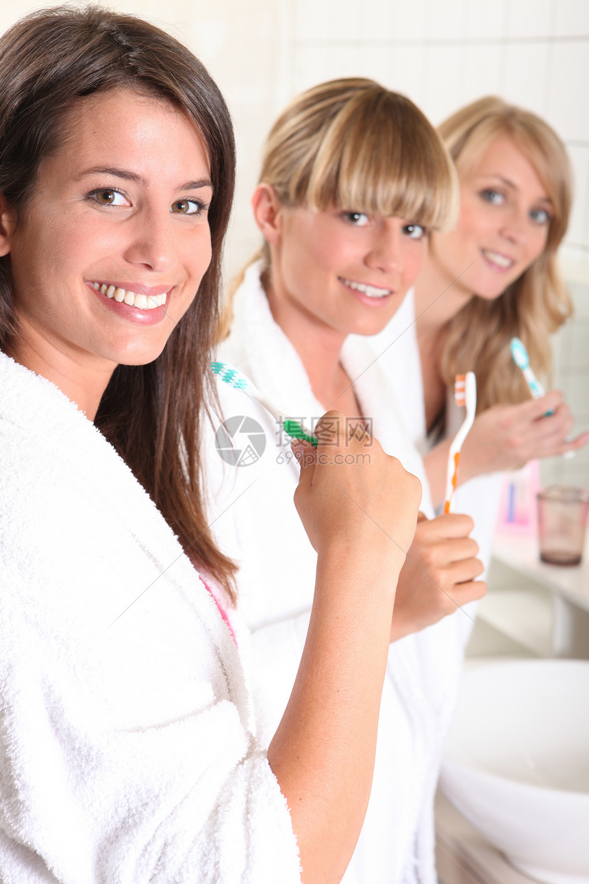 洗手间中的妇女牙齿生活身体浴室卫生头发女士棕色敷料洗澡图片