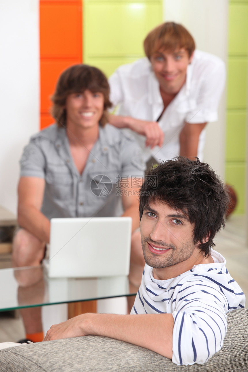 3名青年男子在休息室图片