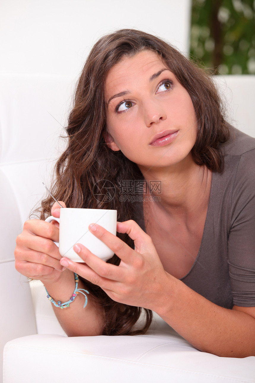 女人在沙发上喝咖啡牛奶微笑咖啡快乐长椅幸福杯子思维动画女性图片