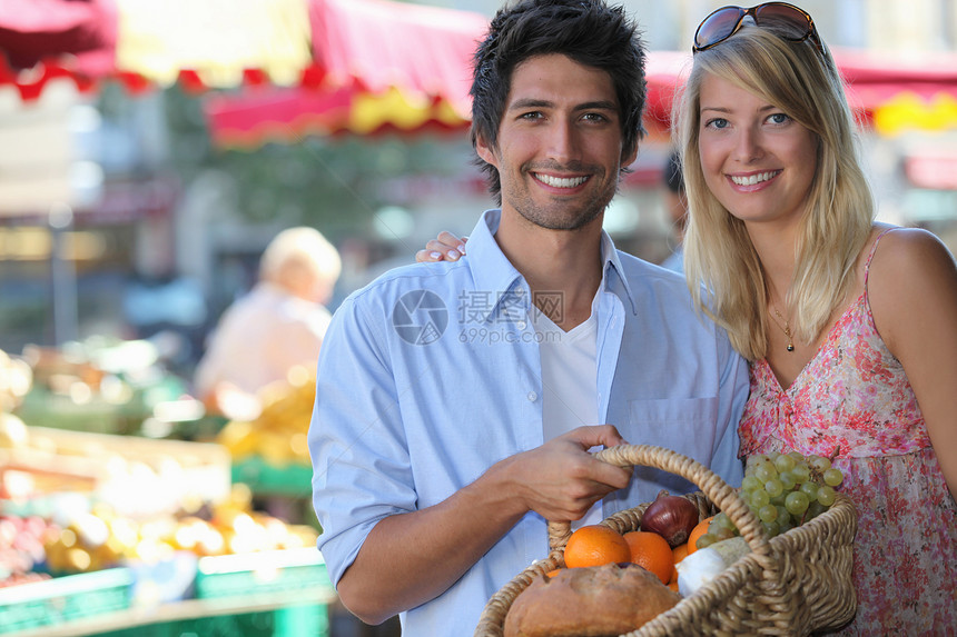 在当地市场上买情侣木头油桃食物女士消费者销售红色大车夫妻顾客图片