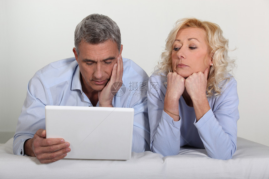 带笔记本电脑的老年夫妇互联网女性男人专注技术生活丈夫卧室家庭男性图片