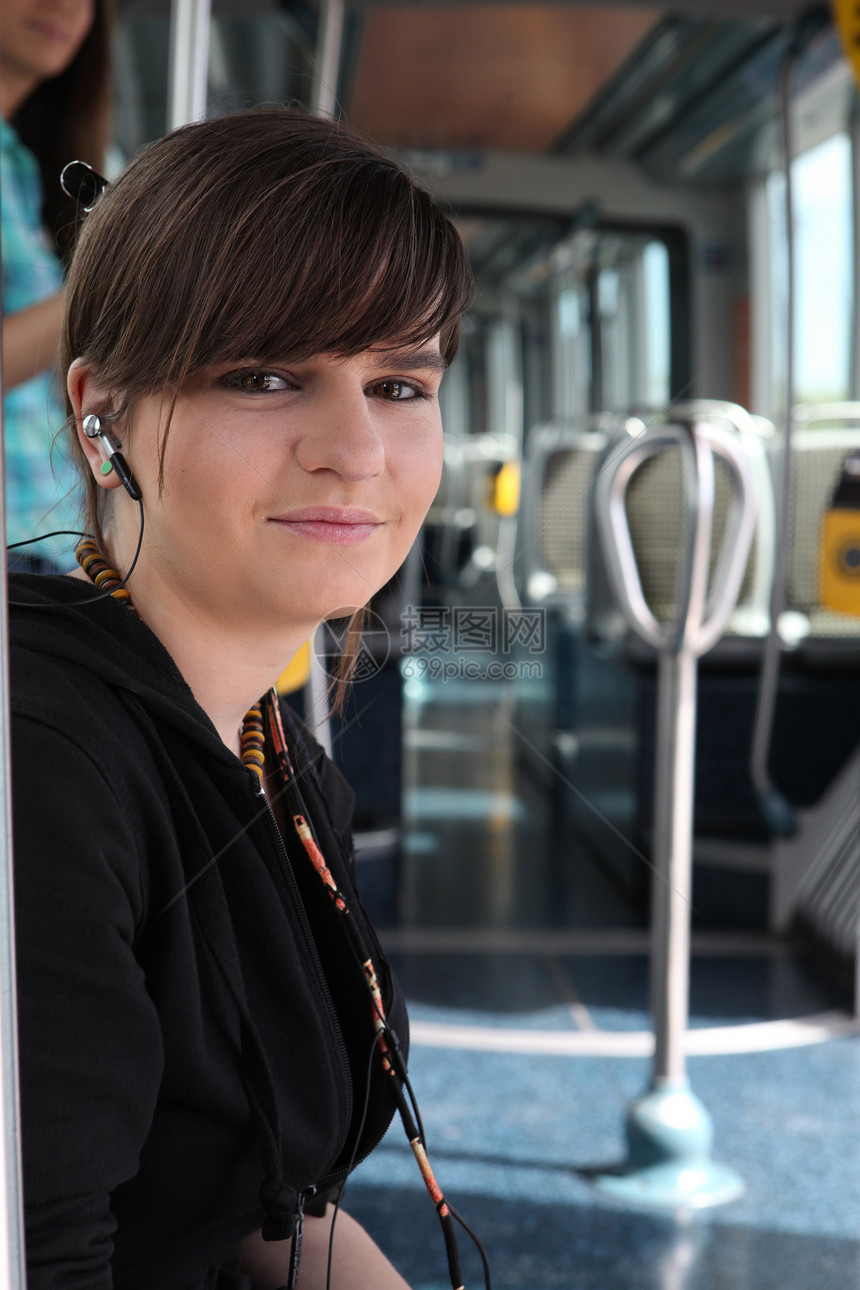搭电车的少女青年音乐乘客公共汽车棕色运输快乐生活民众白色图片
