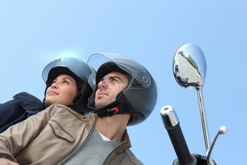 一对夫妇骑摩托车刹车低角度发动机运输镜子夫妻司机杠杆天空乘客图片