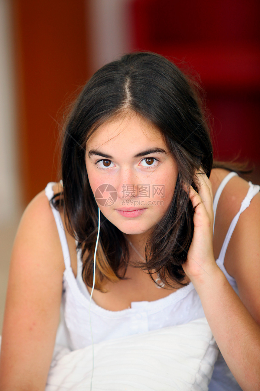 带耳机的青少年享受手工音乐衬衫孤独世界风俗女孩耳朵闲暇图片