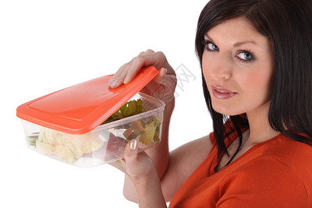 妇女打开塑料食品箱背景图片