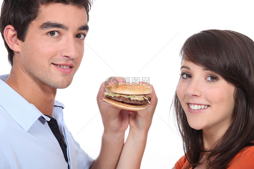 一对夫妇拿着一个芝士汉堡图片