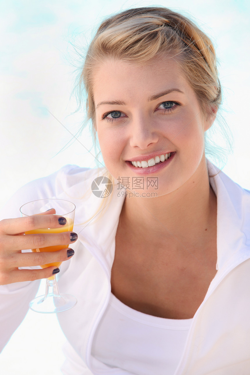 女孩饮酒果汁水果金发女郎化妆品衬衫维生素花蜜微笑指甲橙子抛光图片