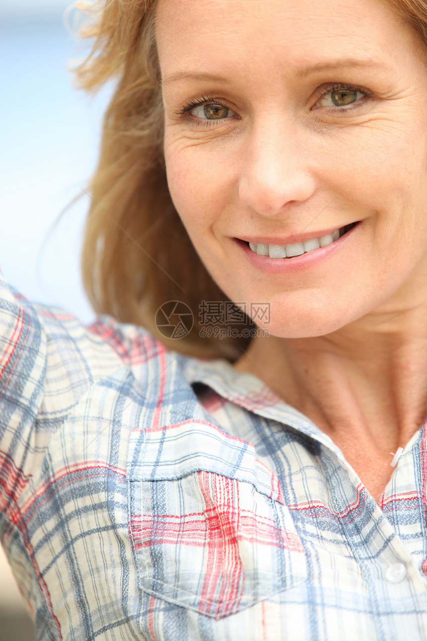 中年妇女的肖像幻想衬衫想像力手势皮肤梦幻口袋女士眼睛脸部图片