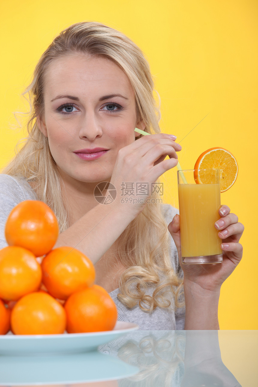 喝杯橙汁的女子头发稻草茶点果汁管子维生素水果公关黄色橘子图片