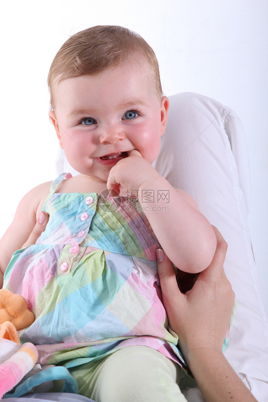 金发女婴穿着色彩多彩的裙子 微笑着笑容图片
