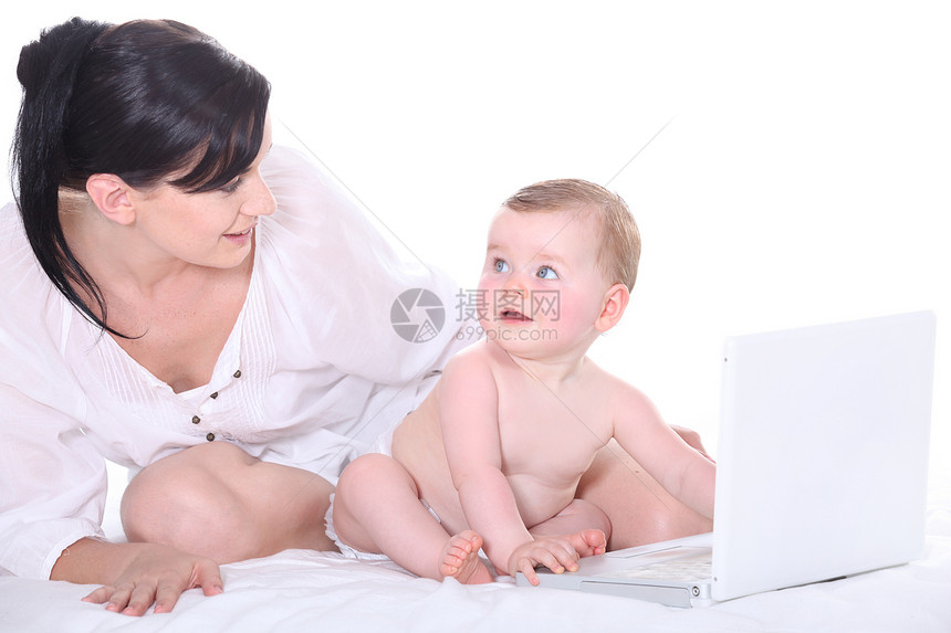 带手提笔记本电脑的母亲和婴儿女士青年女性教育游戏商业孩子父母童年妻子图片