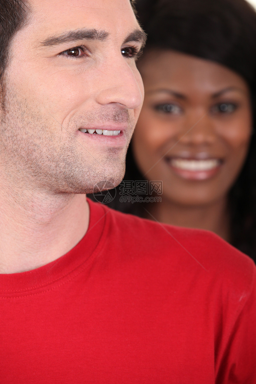微笑的情侣妻子丈夫女朋友红色朋友们大学幸福学生男性伙伴图片