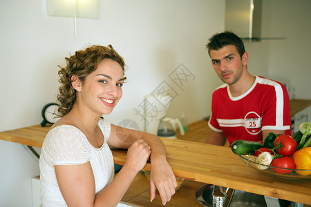 夫妻在他们的厨房里图片