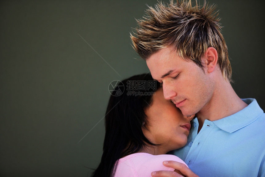 年轻夫妇抱抱丈夫拥抱相机姿势头发毛衣口红夫妻友谊朋友图片