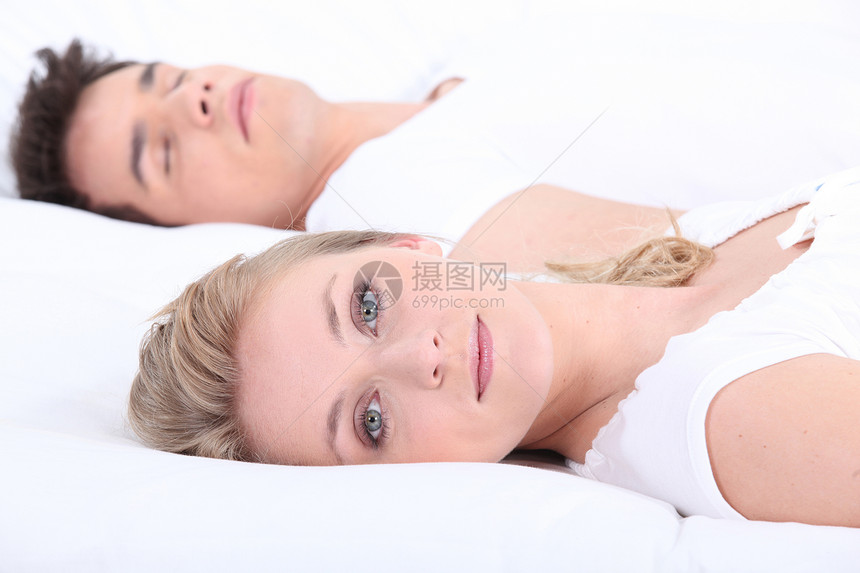 男人和女人在床上 睁大眼睛图片