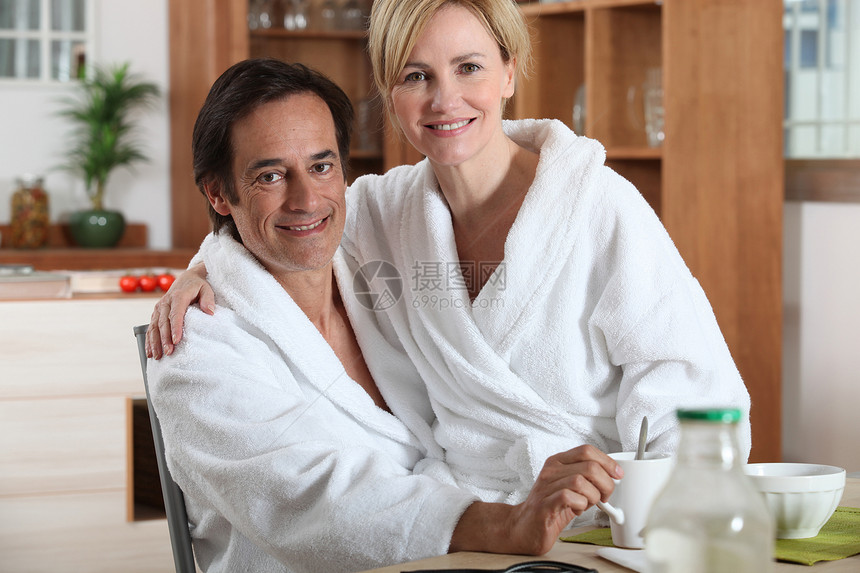夫妻在睡袍里吃早餐图片