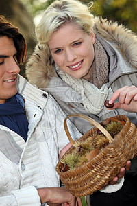 配一篮栗子的夫妇温度时间食物车站树叶观点家庭看法男人教学背景图片