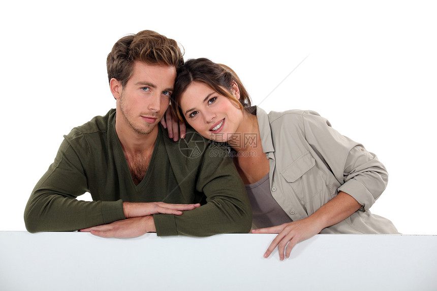 年轻夫妇控制板伴侣情怀友谊合伙工作室投标男朋友肩膀亲热图片