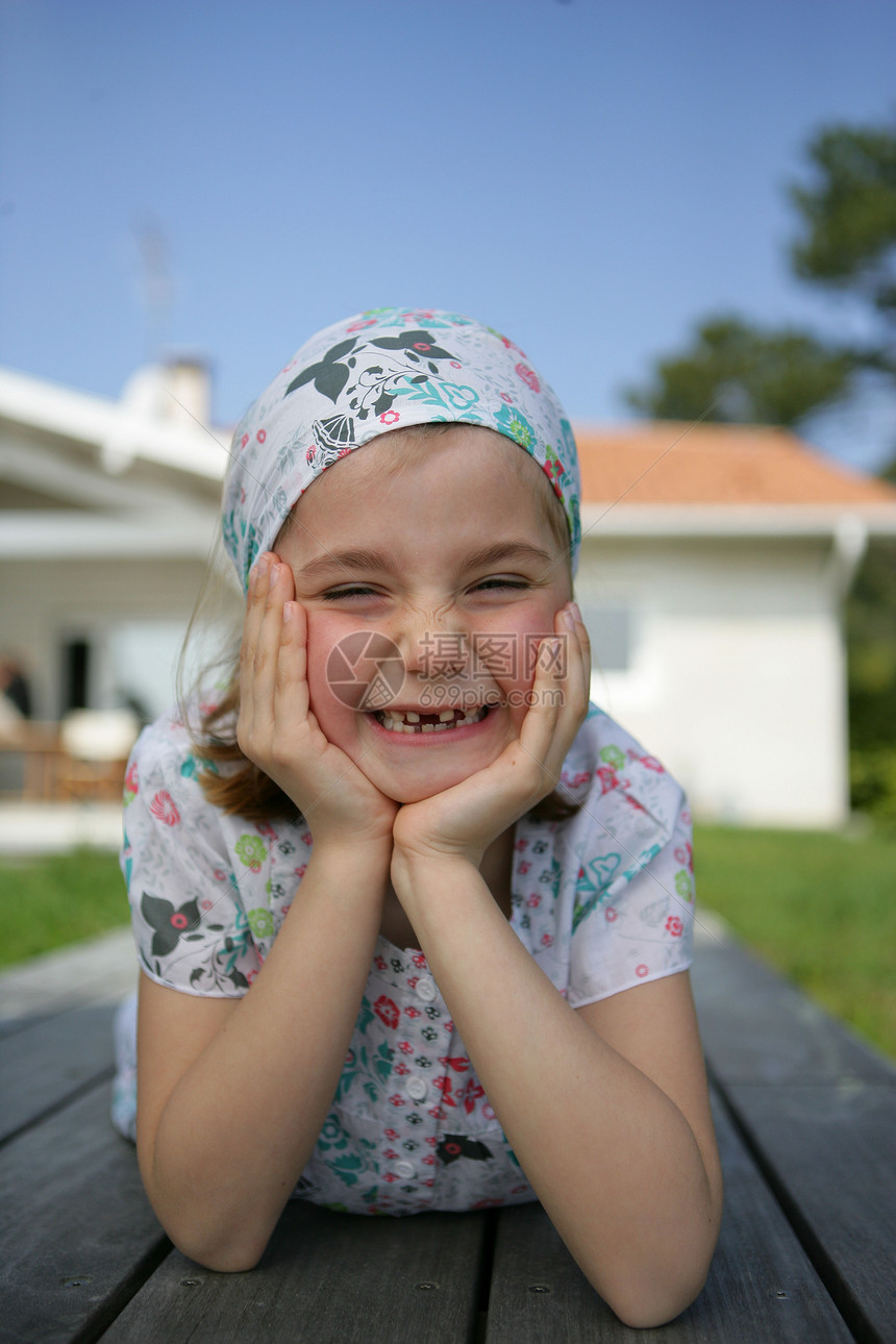 花园里快乐的小女孩图片