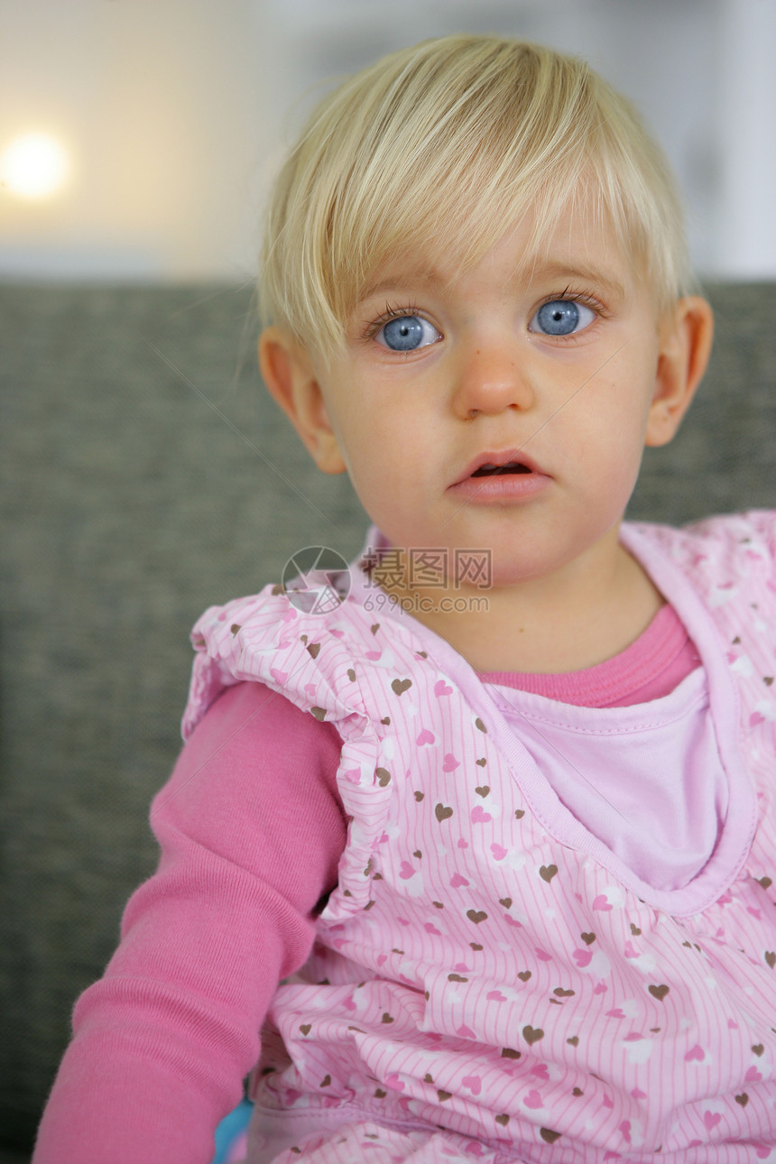 蓝眼睛的小女孩金发女郎粉色幼儿园女儿白色震惊蓝色女性惊喜微笑图片