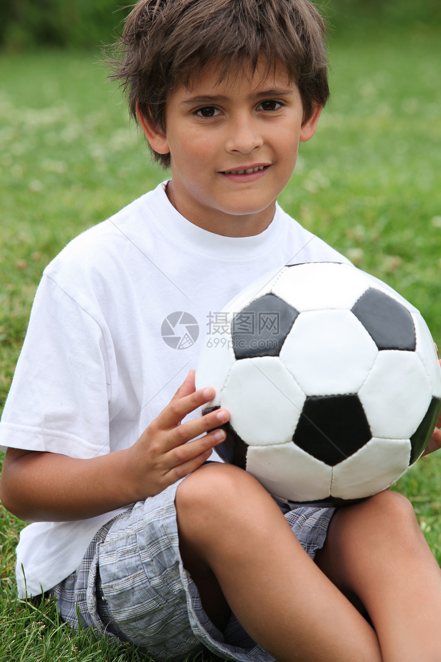 拿着足球的小男孩休闲黑发白色孙子婴儿短裤儿子锻炼兄弟农村图片