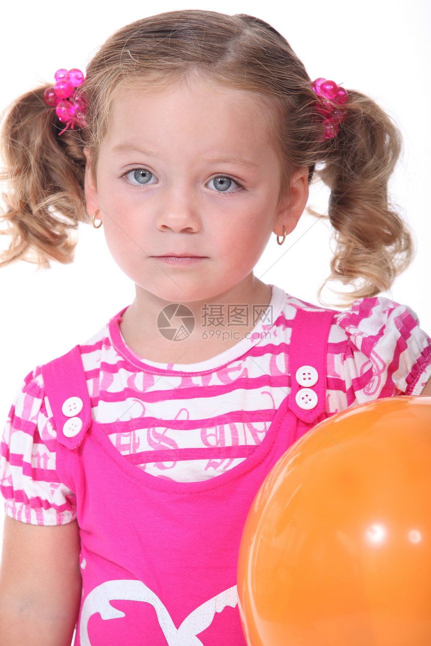 有橙色气球的小女孩图片