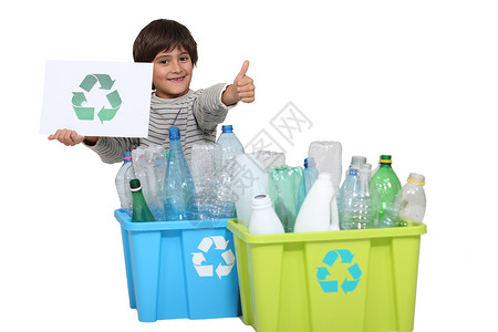 小男孩回收利用塑料地球民众儿子瓶子手势好榜样生态婴儿孩子背景图片