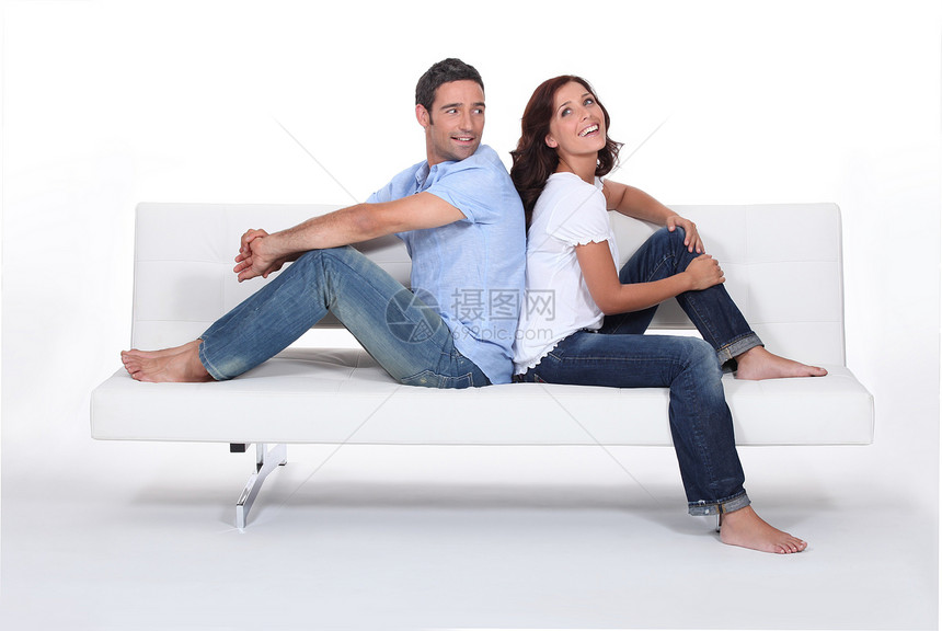 几对回到后面展示长发白色姿势沙发女性手势男人牛仔裤成年人图片