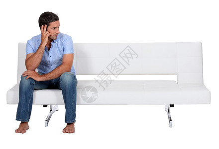 男人独自坐在沙发上背景图片