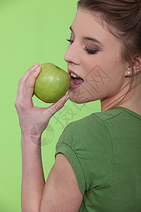 女人咬绿苹果甜点衬衫女性女孩机构宣传饮食女士发射节目背景图片