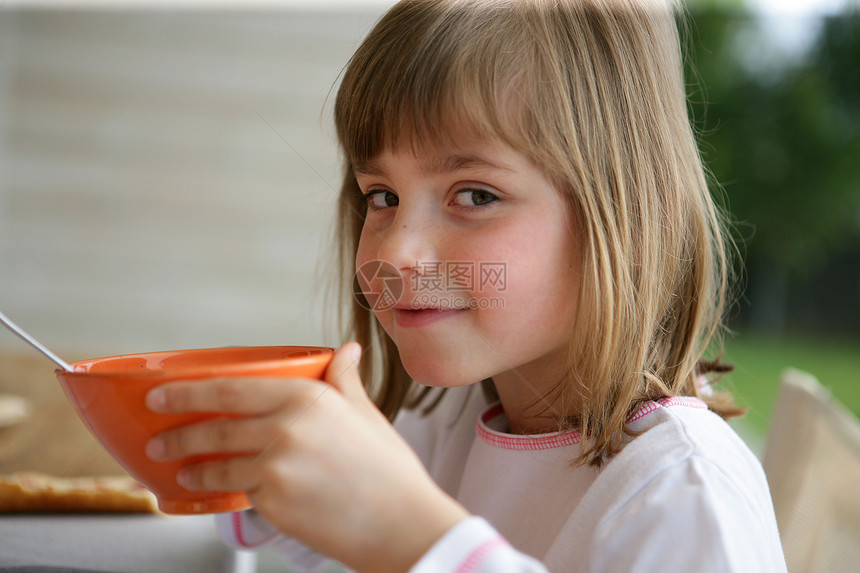 小女孩吃早饭牛奶女孩玉米片谷物薄片生长饮食乳白色重量奶制品图片