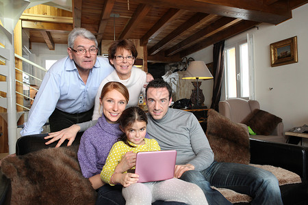 一个舒适的家庭肖像高清图片